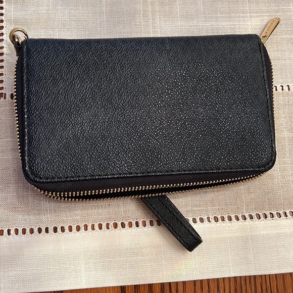 Michael Kors Wristet - Picture 3 of 9